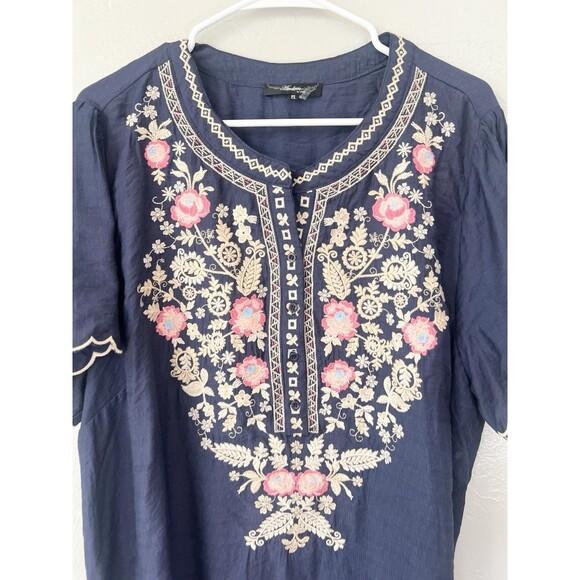Andree by Unit Embroidered Floral Boxy Blue Blouse Size XXL 2X Scalloped Hem Top - Picture 3 of 8